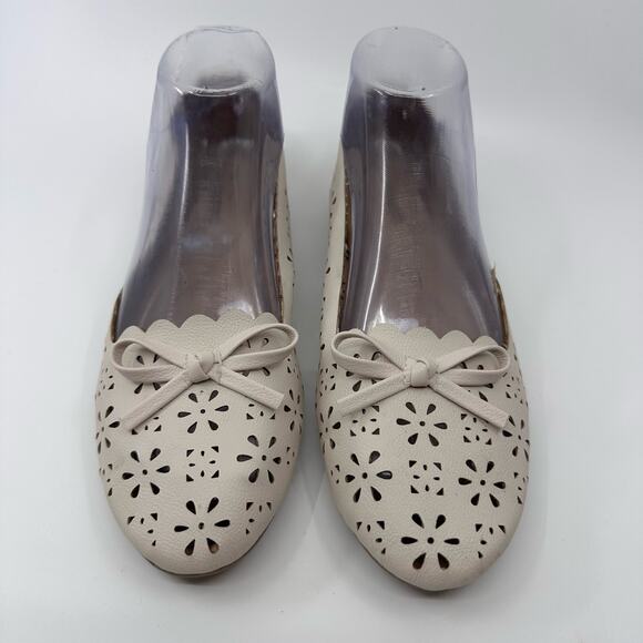 White Mountain Cream Laser Cut w/Bow Scalloped Edge Ballet Flats 'Icing' WMNS 8 - Picture 2 of 6